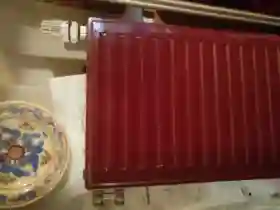 Meggypiros radiátor termosztáttal 22k